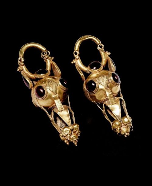 nextecuiltentetl: Roman gold earrings with garnet cabochons. 1st - 3rd century A. D.