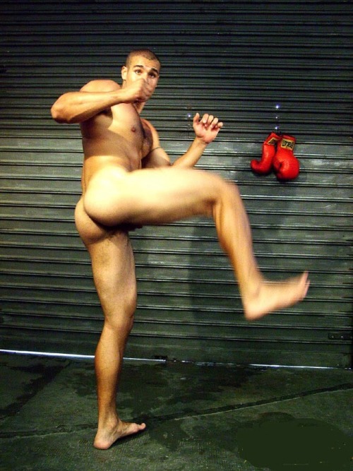 smallpenisobsession:  Dude likes to train buck naked with his small penis free.