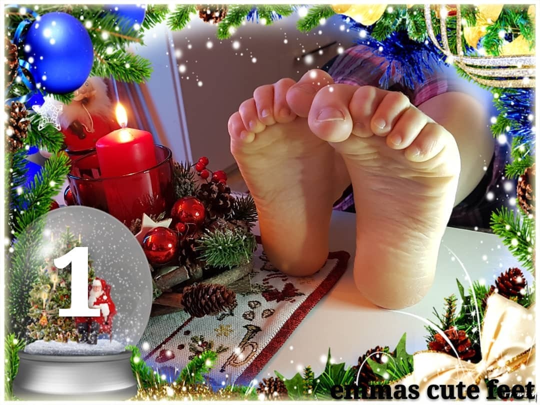emmas-cute-feet:  post number one of my daily “advent calendar”.  🎄🎁❤