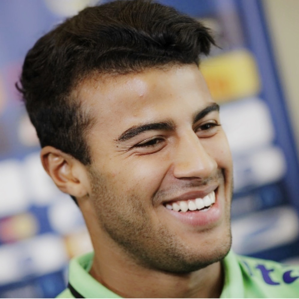 happyendingfromthemovies:  Forgive me but… Rafinha 😍 