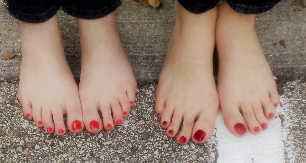 jennsummers50:  jennsummers50: So, who can tell me which of these feet belong to