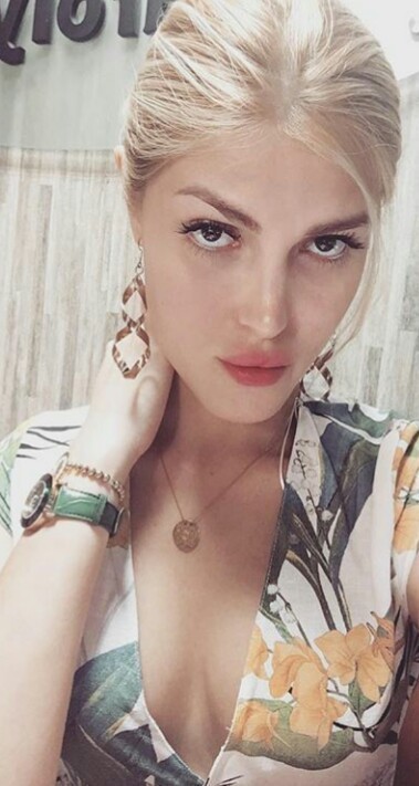 olderoticawriter45:  mychiefcollectorshark:Fuck me please A blonde shemale goddess.