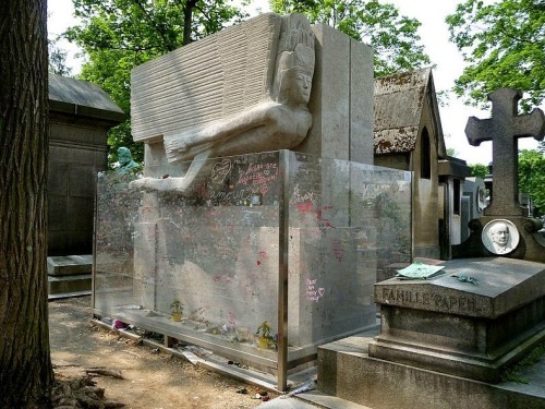 ryanpanos:Oscar Wilde’s Lipstick-Covered Tomb | ViaThe practice started in the late 1990s, when some
