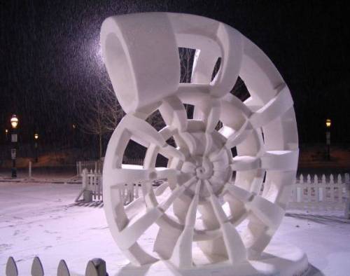 Some awesome ideas for your next snow day Snow sculptures that get you in the Christmas mood.