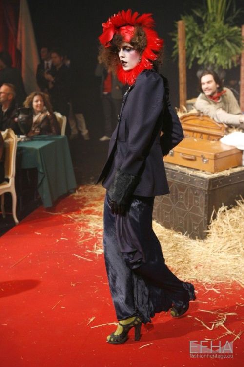 John Galliano, A/W 2007-08. Photo Etienne Tordoir.
Courtesy Catwalkpictures.