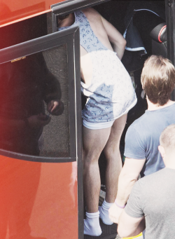 funkybuddhas:  Niall with no pants 