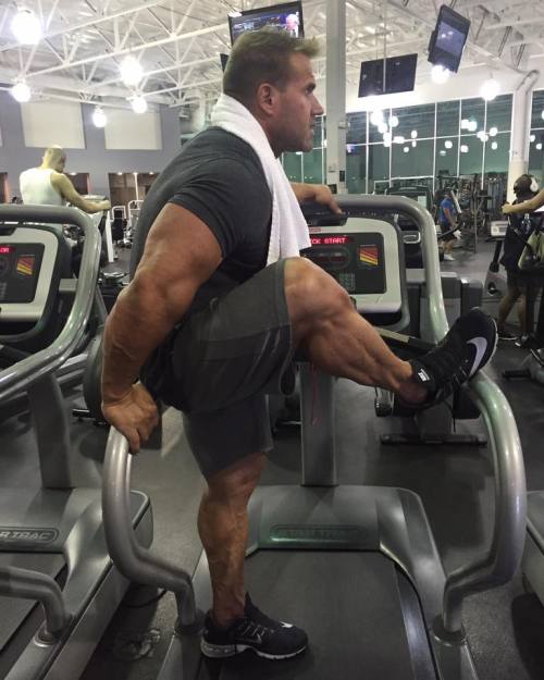 musclegodjaycutler:Damn those calves… I’d lick them anytime. View All Posts Of Jay2016. 