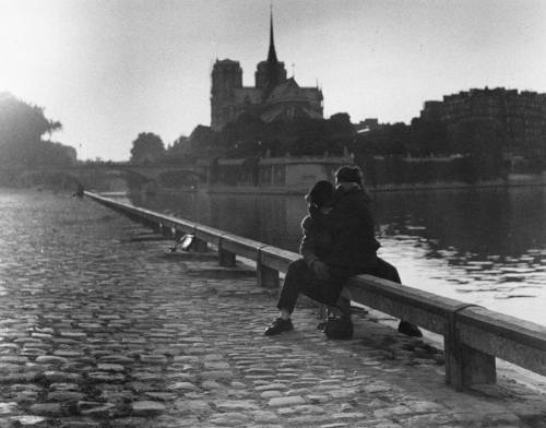 paolo-streito-1264:Thurston Hopkins. A couple kissing by the River Seine in Paris with Notre Dame ca