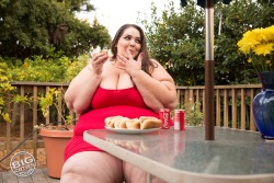 bigcutieboberry:  🍴Previews from my newest set, which is now up at BoBerry.BigCuties.Com!!🍴   Love to see you put on a size bigger clothing &amp; force feed your self till you grow so big that you start to out grow it hearing the tearing ripping