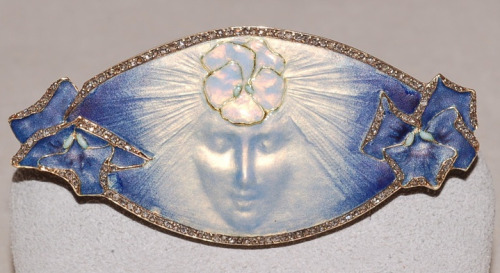 artnouveaustyle:“La Pensee” enamel brooch by French artist René Lalique, circa 1900.