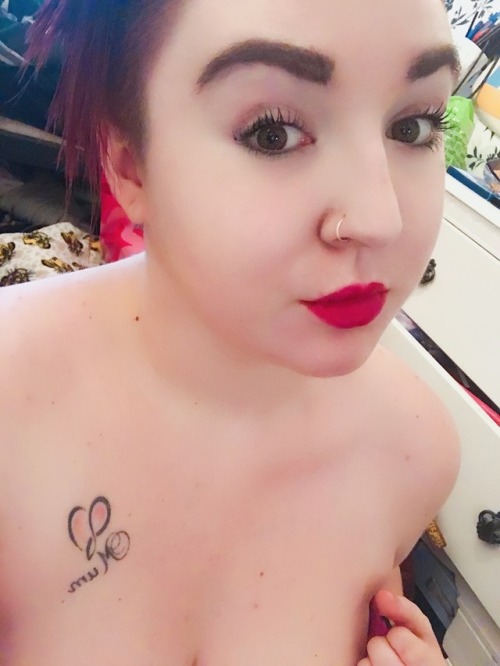 drunk-and-in-love: Some anon wanted selfies..  I’m feeling a little sleepy after work so they aren’t great quality lol..   🌺 ✨ 🌺 