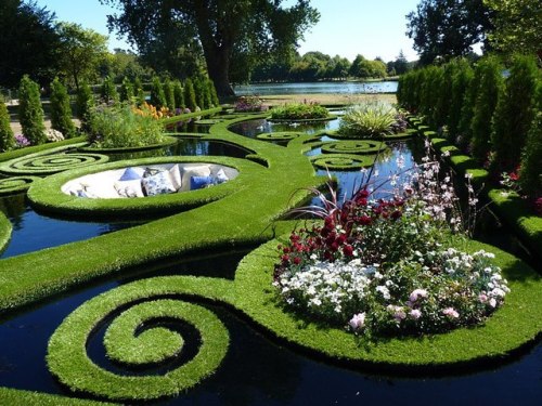 abidosthethirdsprincess:  sixpenceee:  This is the Sunken Alcove Garden in New Zealand.  Is this where fairies come from?