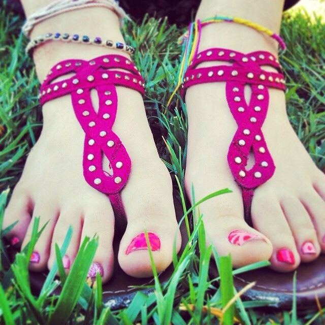 its-all-about-the-toes:  iluvpornok:  My toe nails are freshly painted, and my pretty