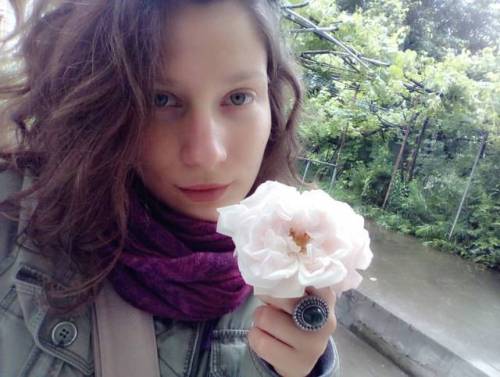 shelly9111:#rainy #roses #curlyhair