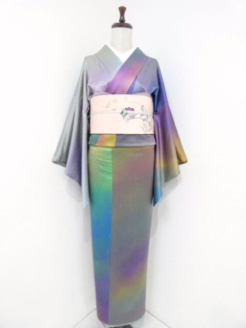 Juste look at this iridescent-like kimono!!! The prismatic effect is so pretty, what an amazing work