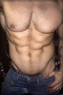 tantalizing-torsos:  Tantalizing Torsos!