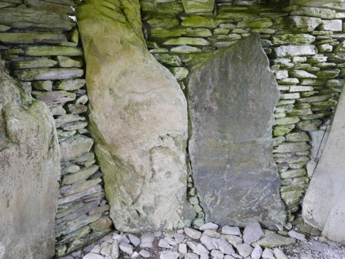 Capel Garmon Burial Chamber, near Betws y Coed, North Wales, 25.8.17. An extensive passage grave tha