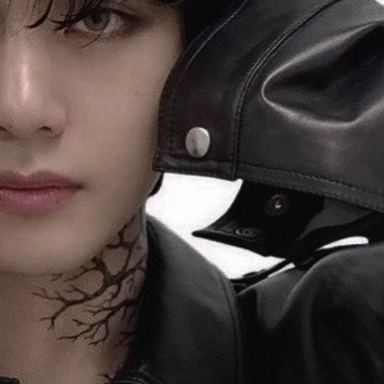 Goth Taehyung.