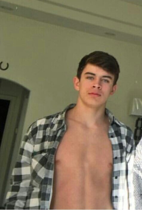 boytrappedinthcloset:  Hayes Grier shirtless