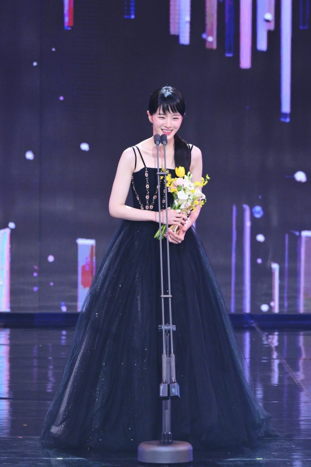 📷 MBC Drama: Gyuyoung winning Excellence in Acting Award for her role as Han Haena ❤️ + Winners' Group Photo🏆 
MBC Drama Awards,...