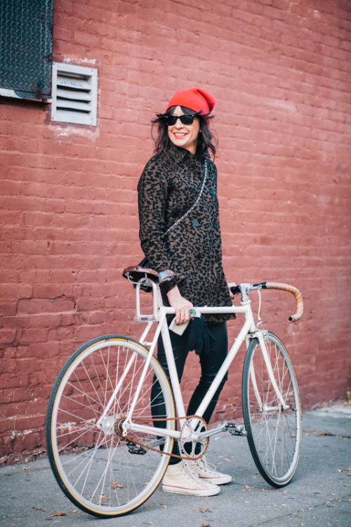 preferredmode:Beth, with her @rideschwiin Premise in #fortgreene. #bikenyc #cyclechic #bikestyle