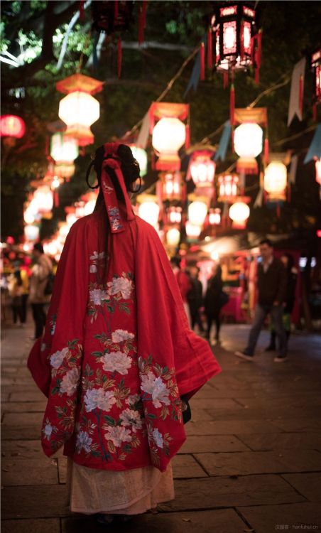 ziseviolet:Woman in traditional Chinese Hanfu. (X)She is wearing Aoqun/袄裙 and red Pifeng/披风 (jacket)
