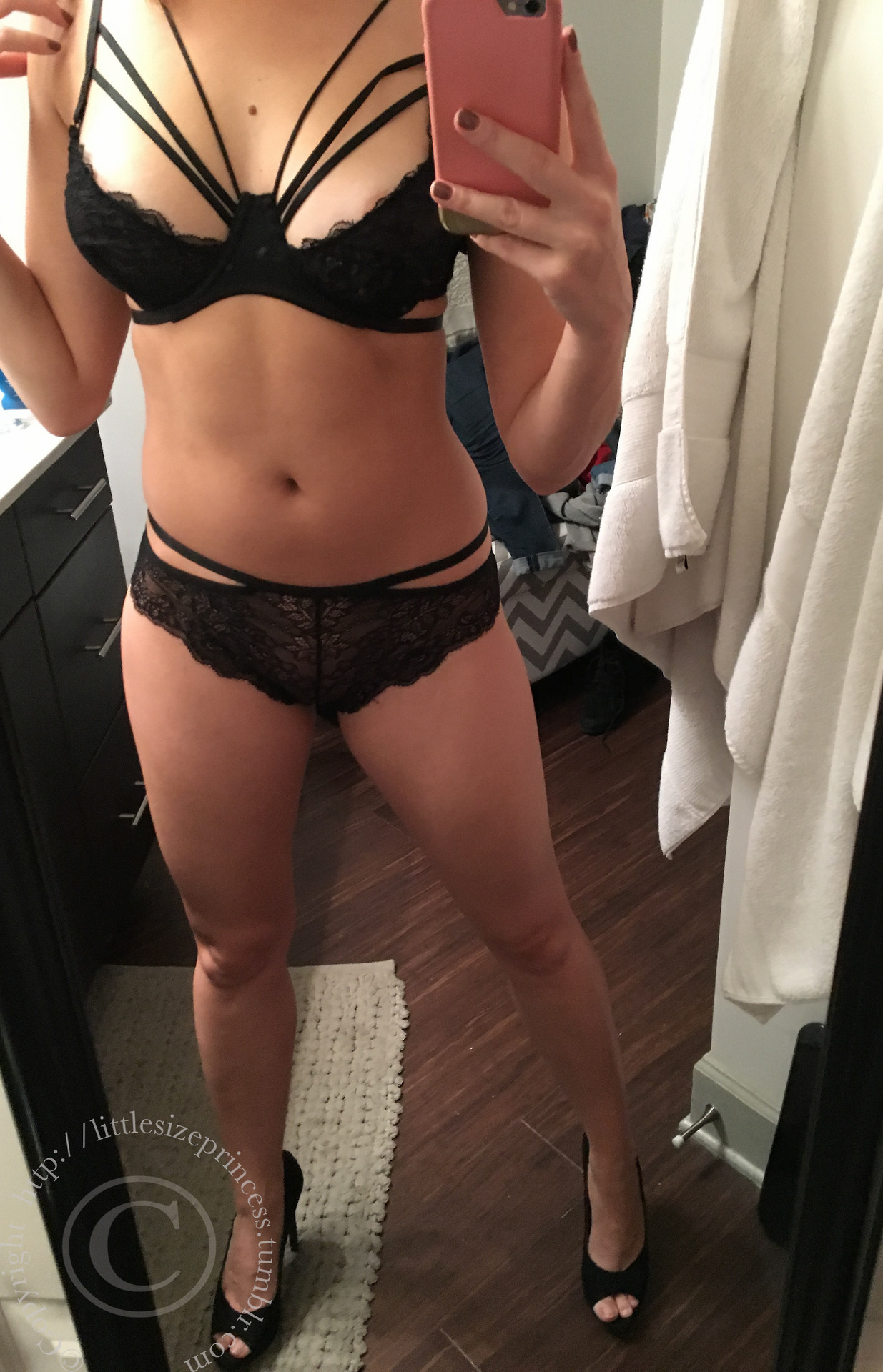 littlesizeprincess: It is a week of legs!!!! Who wants to run there tongue from the