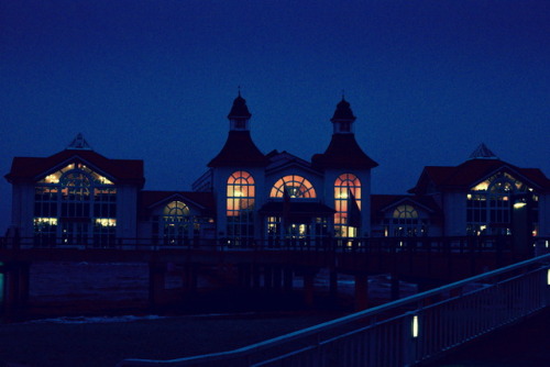 Come in and relax. Hereinspaziert.Nightview of the restaurant of the pier in Sellin, Baltic Sea 2016