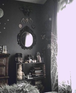 gothichomemaking:I wish I could pull off the cluttered but eclectic look like this 🖤  Source unknown