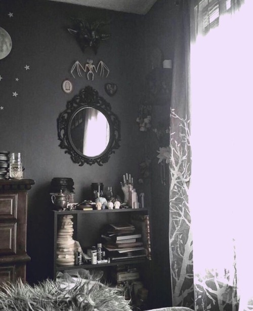 gothichomemaking:I wish I could pull off the cluttered but eclectic look like this Source unknownBy