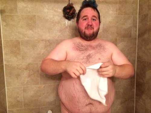 cubdar:  extra-ordinary-men:  14x28:  The adventures of my showering bf.  Also, we ran out of clean towels so he had to use a hand towel.  So cute!  Just gorgeous