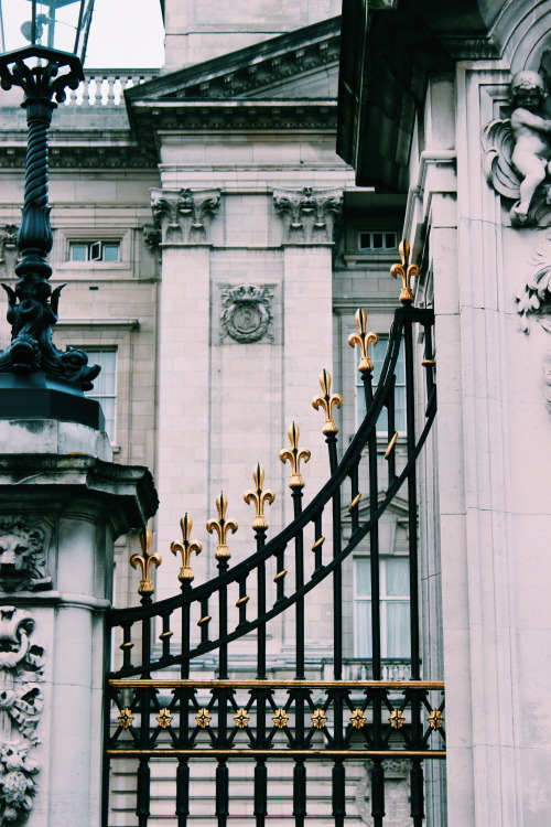 anything-beautiful-please:Buckingham Palace Photography by Hererose, Dec 2014