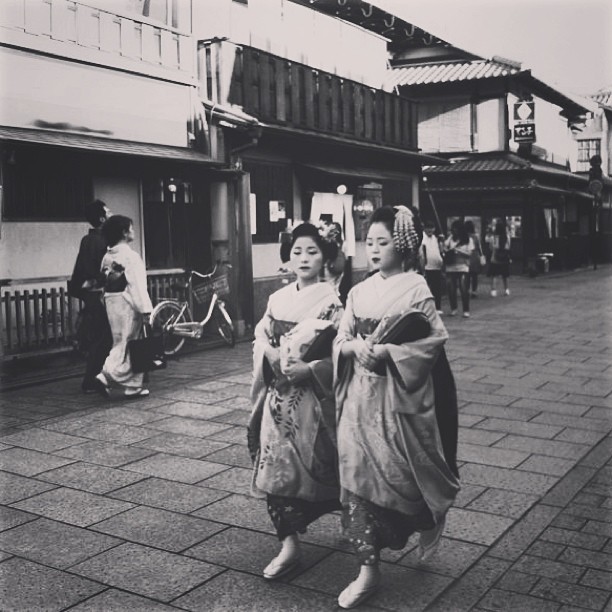 geisha-licious:  maiko Katsutomo and Momokazu by @VWKOH on Instagram 
