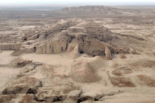 allmesopotamia:The archaeological site of Uruk (Warka), 30km east of Samawa, Iraq. The city’s walls 