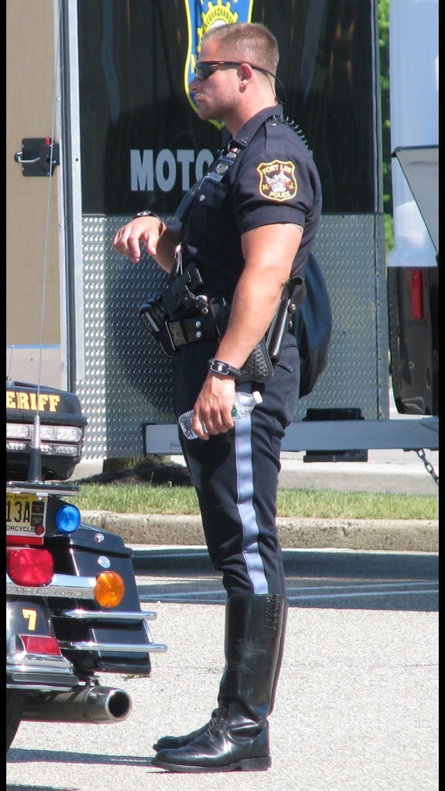 policecorps:  davejr36:  grkprguyny:  NJ cops rule  Great looking motor cop!   Woof