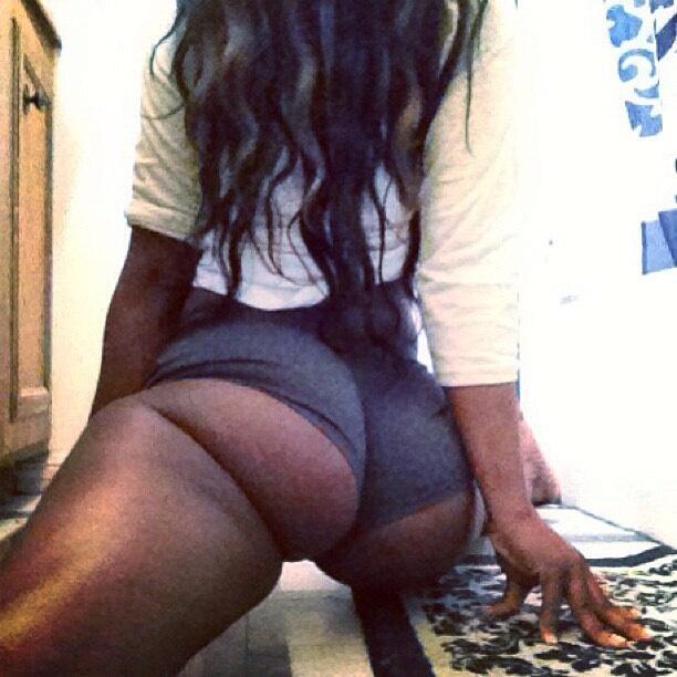 juicycurvyculonas:  I wish I was under that split  Submit, Reblog, like, follow…