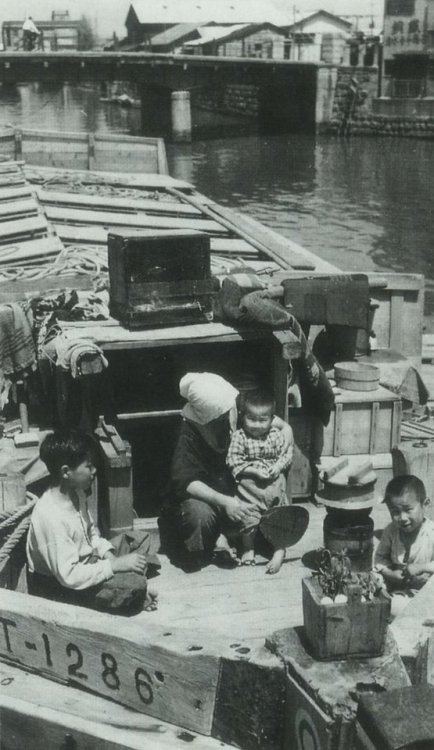 戦前～戦後のレトロ写真‏ @oldpicture19001948年（昭和23年）。林忠彦の『カストリ時代』より。 当時の東京下町でありふれた風景だった水上生活者たちです。子供たちはいつも元気で