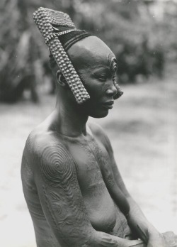 Congo-Mondele:  Bakutu Woman - Belgium Congo | Photographer C. Lamote - Ivy’s Albums,