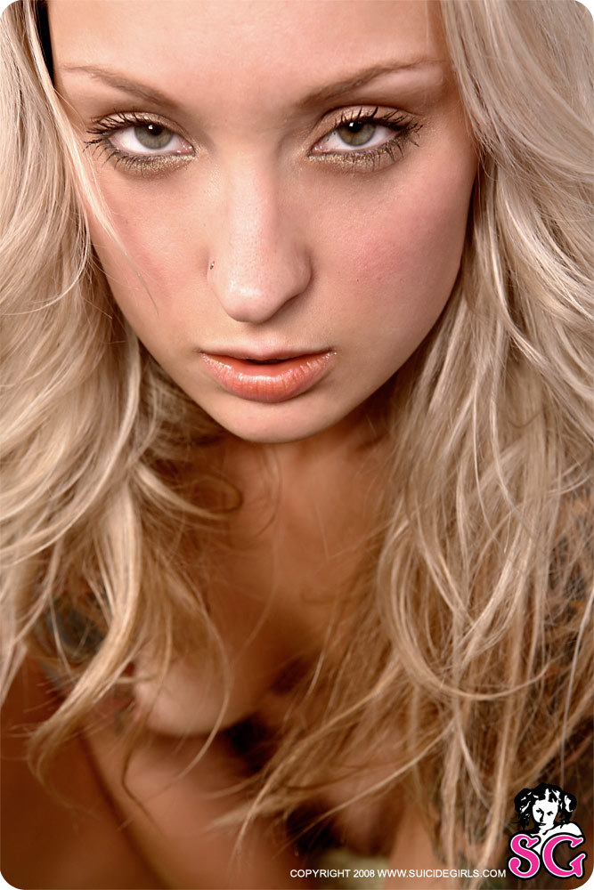 idreamofsuicidegirls:  Roza idreamofsuicidegirls.tumblr.com