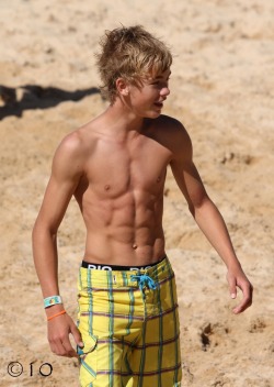 bugcooter:  just-a-twink:  Cute Beach Boy,