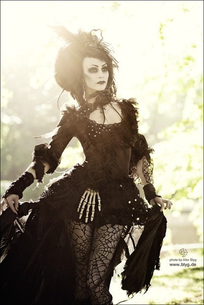 victorian-goth:  Victorian goth http://victorian-goth.tumblr.com/ 