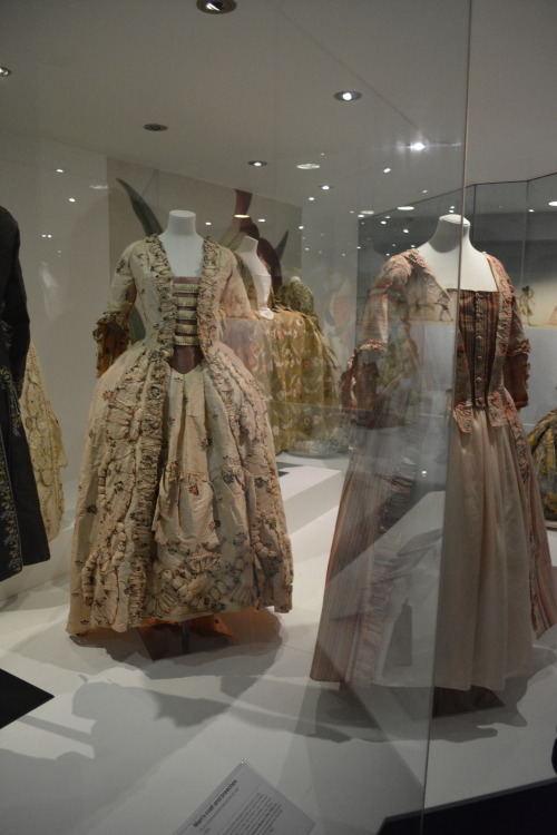 southcarolinadove:coronaaustrinacostumes:Photographs of 18th century garments on display from the Co