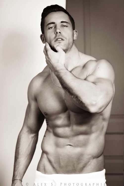 Absolutely gorgeous and muscled and culinarily talented Valentin Néraudeau. Hawt damn, that f