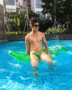 erubinz:What’s a pool party without my speedos? Oh… Matching