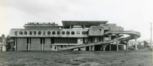 jeroenapers:   Spectaculaire vormen bij het administratiegebouw van de Koreaanse