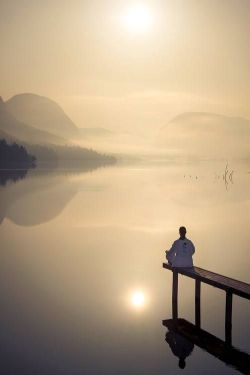 lavidauna:  PELIGROS DE LA MEDITACIÓNLa meditación implica peligro y no es útil para aquel hombre que se inicia en ella sin la base de un buen carácter y de una vida pura. Entonces la meditación  se convierte únicamente en un medio para atraer