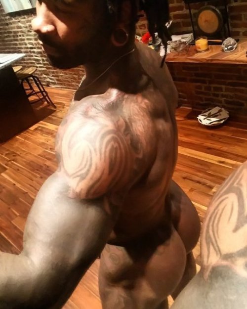 thagoodgood:  Miamii Laflare getting that ass ate