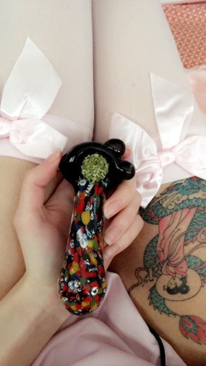 marihuaneros:  An aport by:  bleezqueen  smoker:   Some bowls . First time submitting  adm