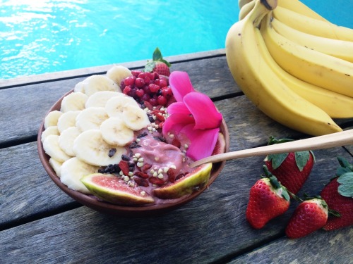 bananamylk: Acai Bowl Saturday ✿  Smoothie Ingredients: - 1 tbsp acai powder - handful frozen mixed 