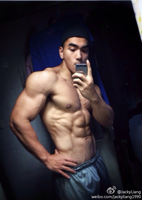wankojoker:  いっぱい食べて、大きくなってね。アソコが。アソコがかいっ！！ｗ2015年6月26日WANKO WORKS  Muscular, sexy, and dam handsome looking man.  WOOF